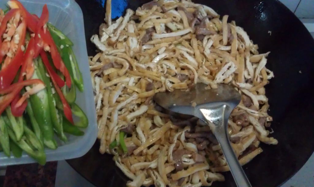 尖椒豆干炒肉丝，不要舔屏幕哦