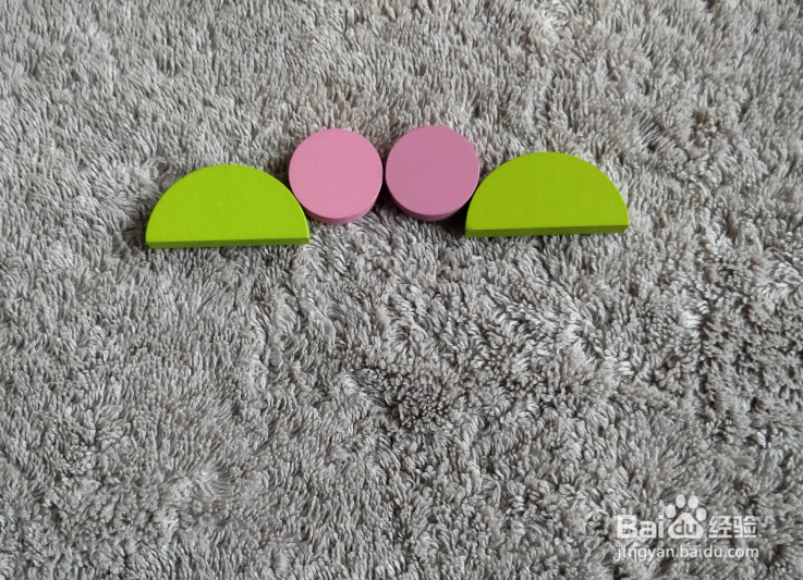 用蒙氏几何积木怎样拼两个顶牛牛的小孩呢
