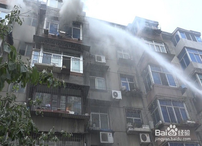 在起火的高楼里如何脱险？