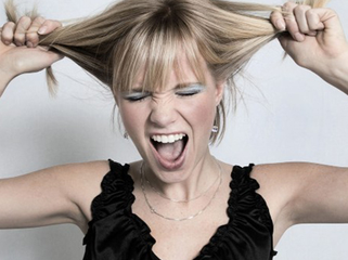 如何有效抑制脱发，保持头发光泽浓密？