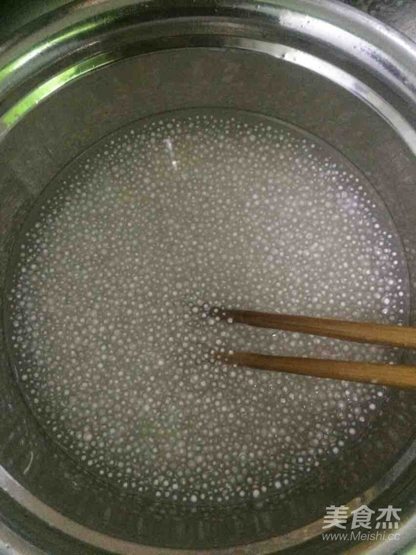 这时还是有白心,再加入锅中,西米:水大概1:2的比例,继续煮沸