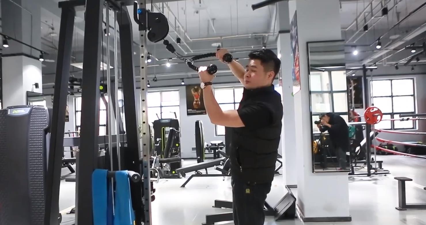 肩膀训练方法：龙门架怎么练肩膀