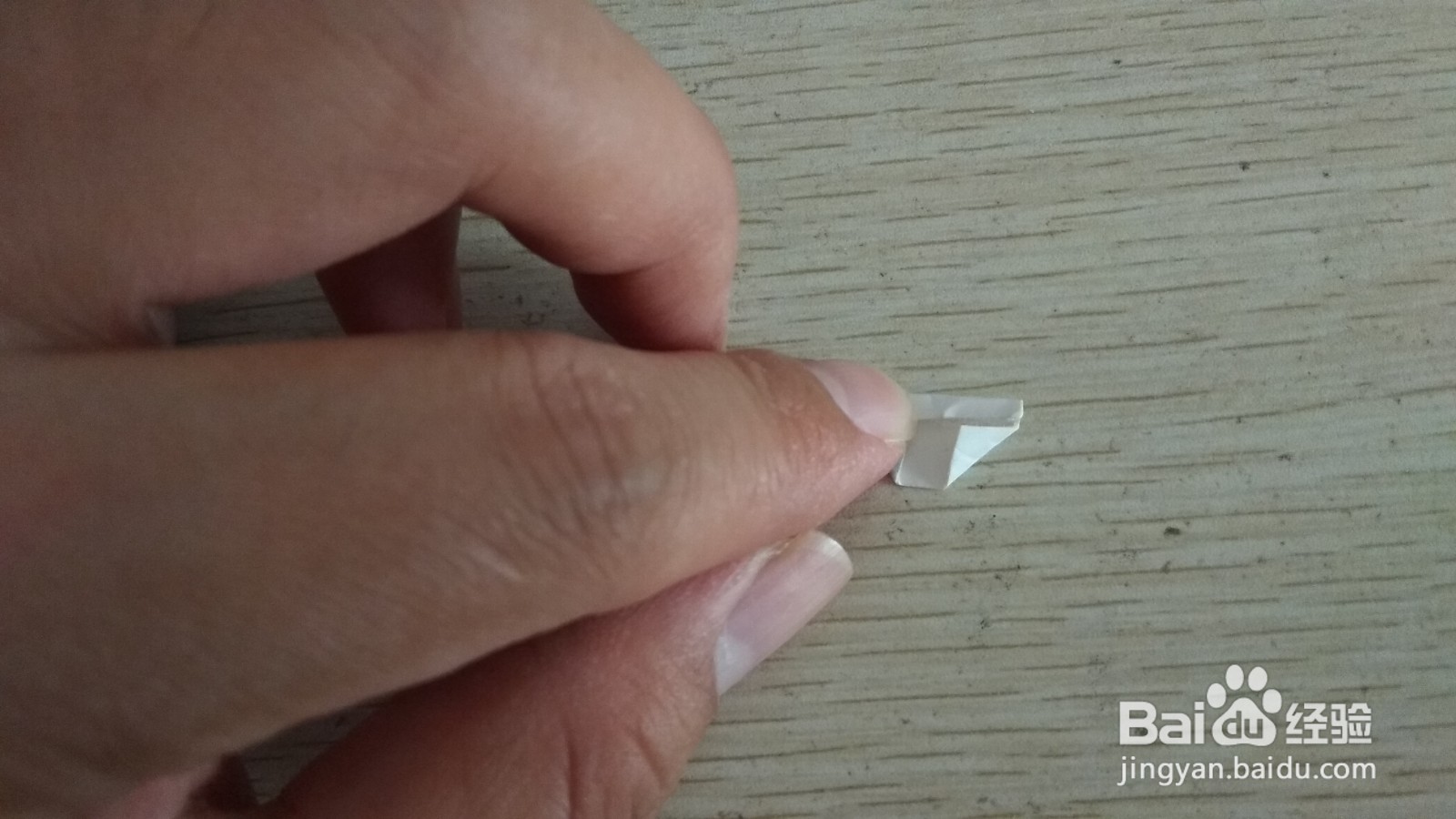 如何用一小长方形硬卡纸做简易的单个中性笔支架