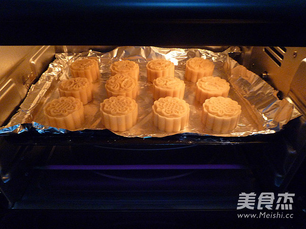 广式绿豆蛋黄月饼