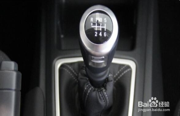 手动挡停车等红灯步骤