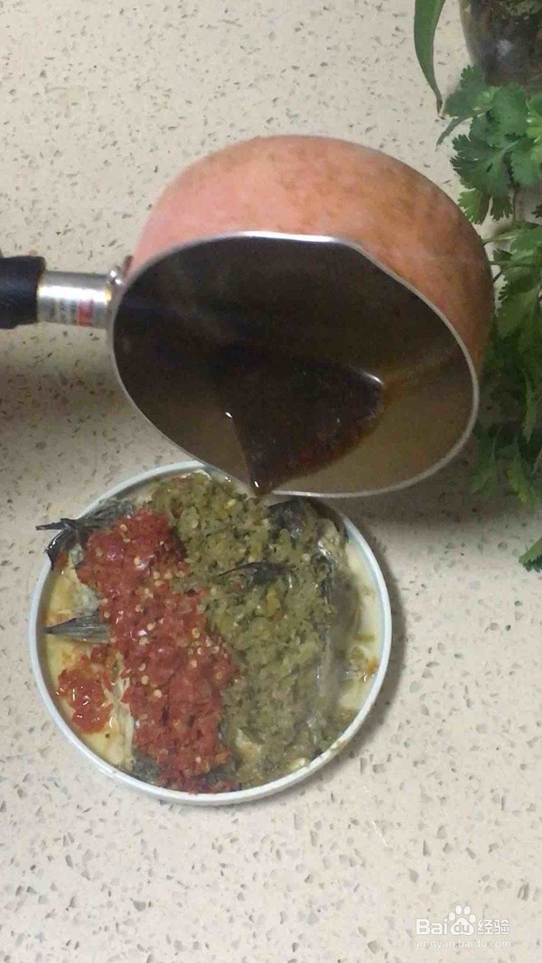 双椒蒸鲈鱼的做法