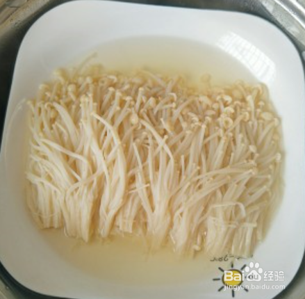 美味的蒜蓉豆瓣酱蒸金针菇