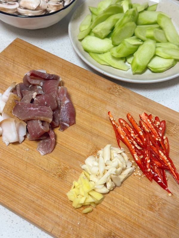 腊肉白蘑炒芥蓝