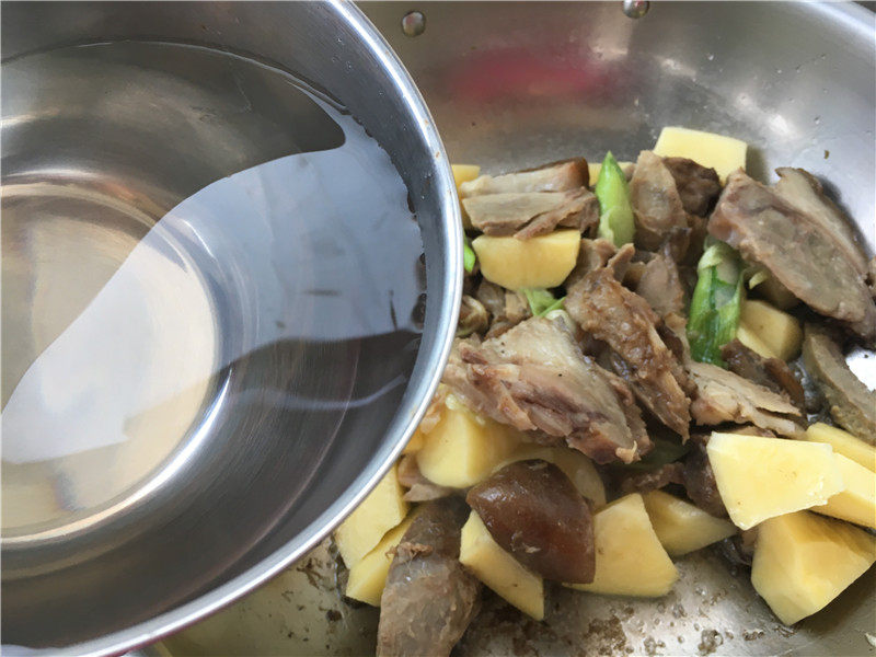 鲍鱼酱肘焖土豆的做法