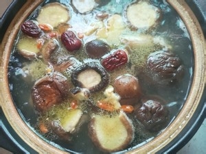 香菇炖鸡汤的做法