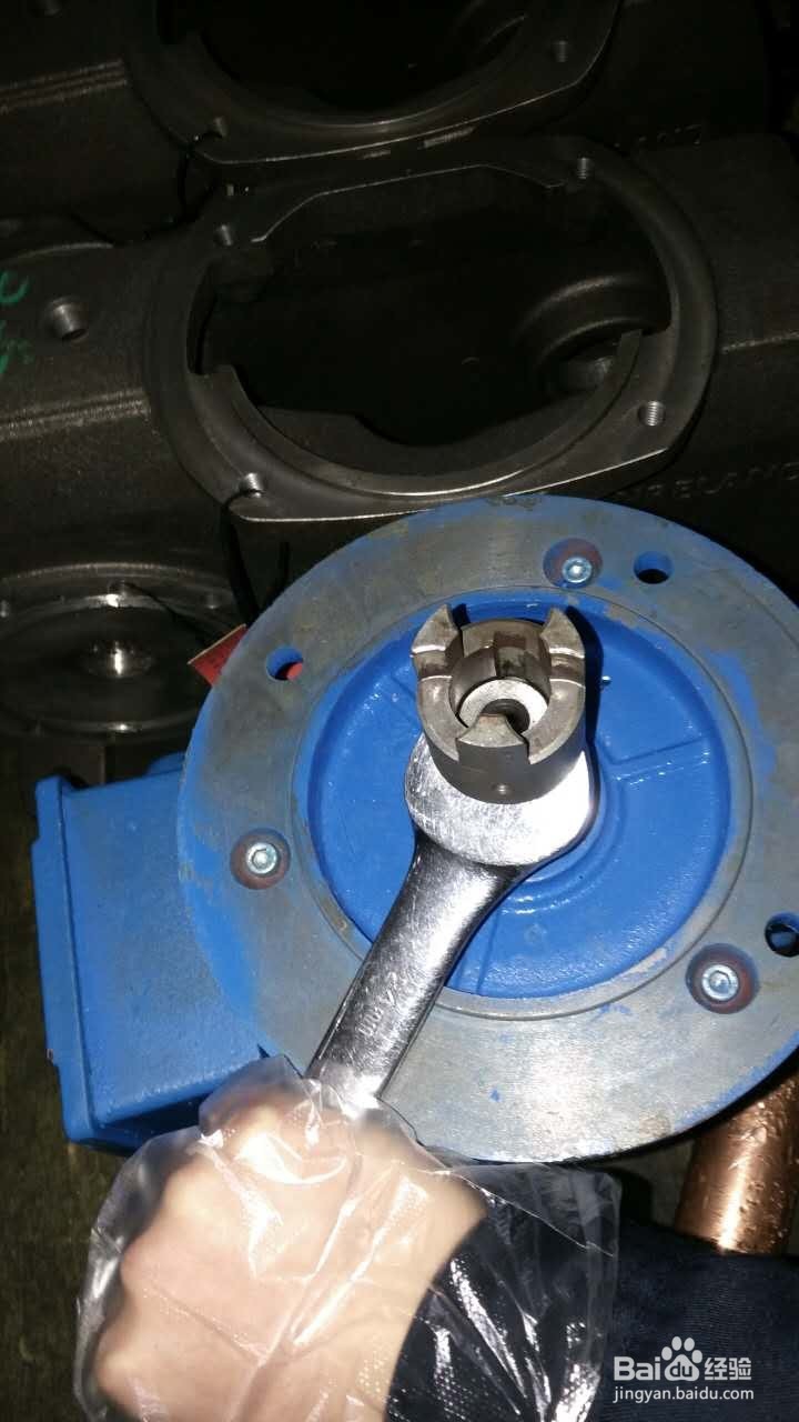 怎样利用工具拆卸电机转轴上的联轴器卡爪