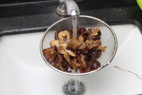 香菇木耳墨鱼汤