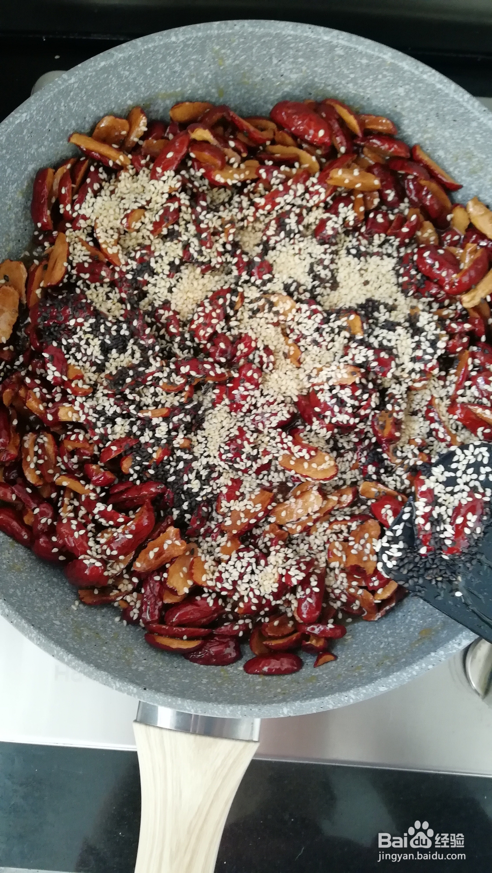 香气浓郁的红枣核桃糕