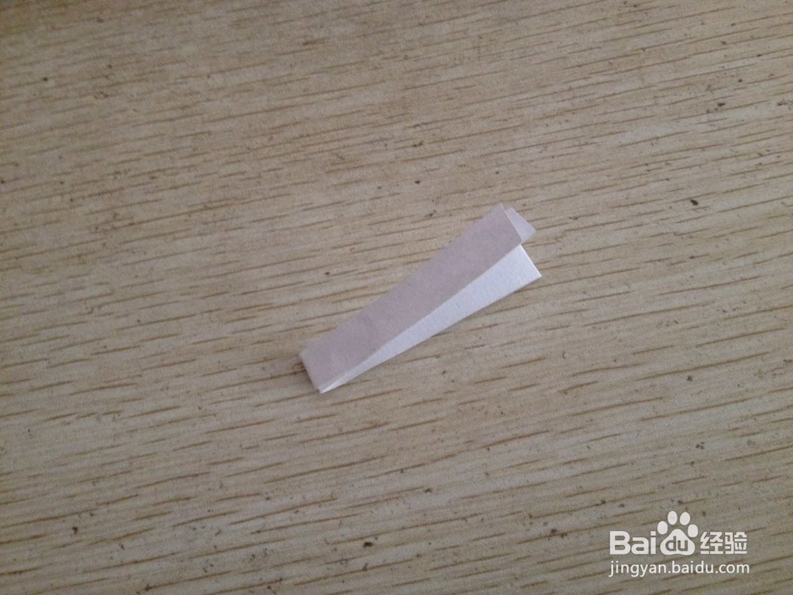 如何用细长的长方形纸条做简易的中性笔的支架