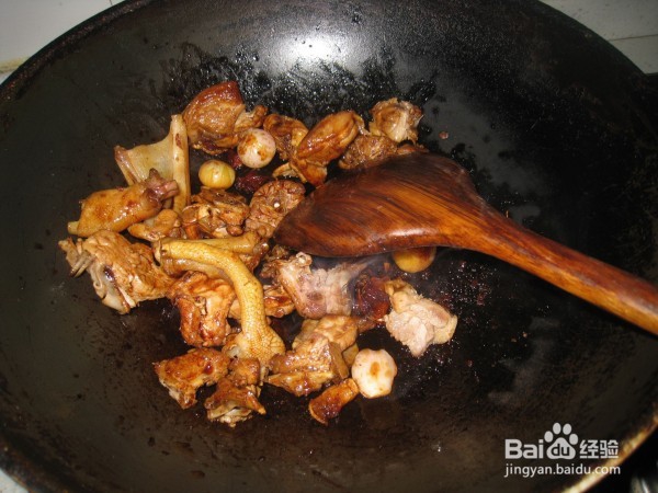 秋栗红烧鸭肉的做法