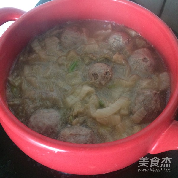 酸菜肉丸煲的做法