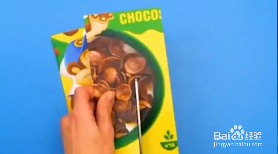 如何用零食纸盒和吸管制作简易的用品?