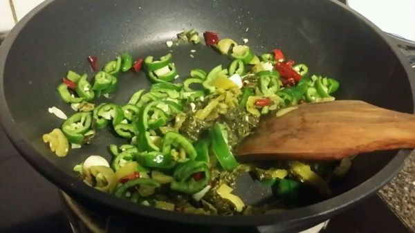 酸菜辣椒炒鹅肾