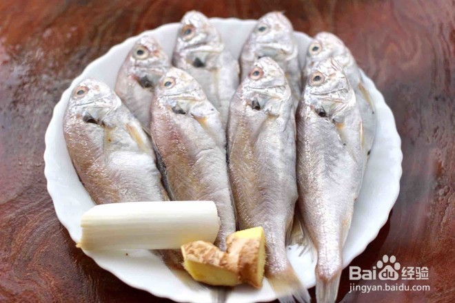 怎么做五香干炸大头宝鱼。