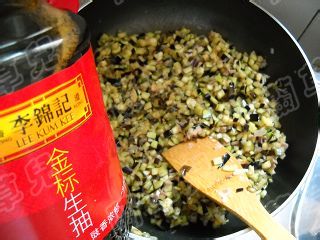 腊味茄肉生煎包