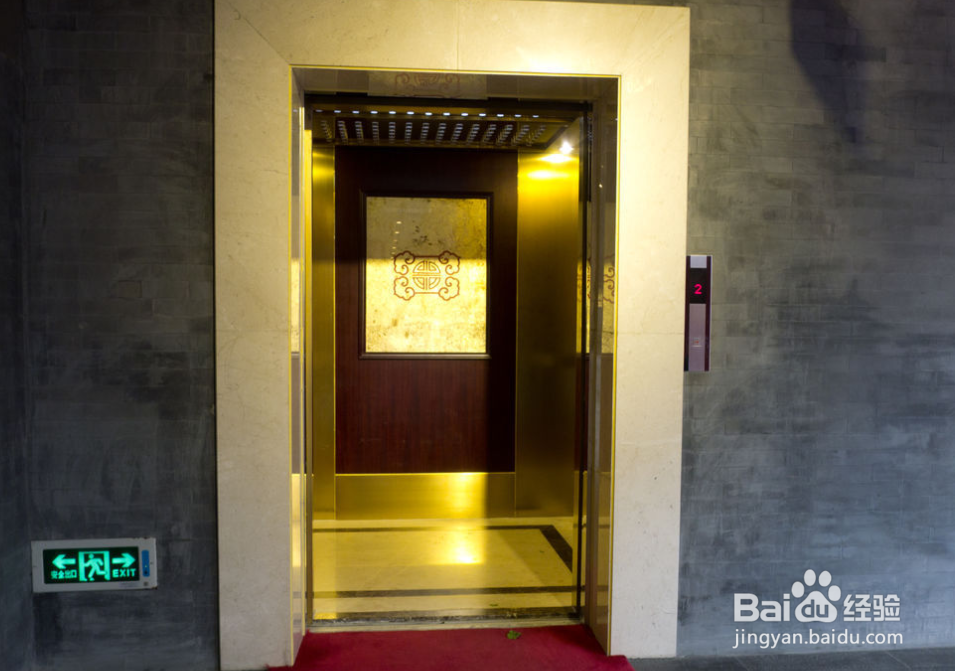 电梯出事，如何自救？