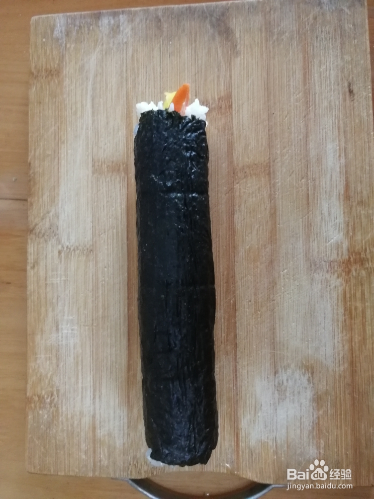 香气浓郁的鱼籽酱海苔寿司卷