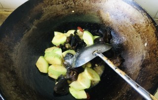 西葫芦炒木耳的做法