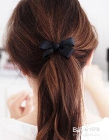 “女强人”也要轻松一刻发型,蝴蝶结很不错