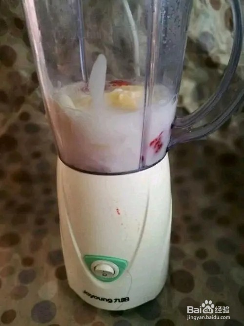 菠萝草莓酸奶奶昔