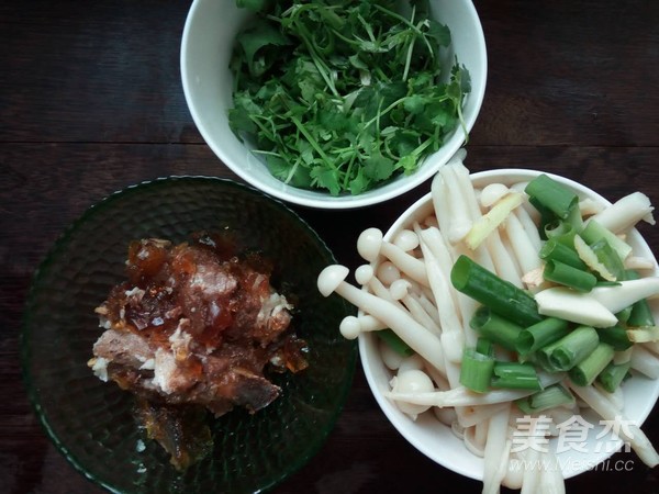 海鲜菇肉罐肉