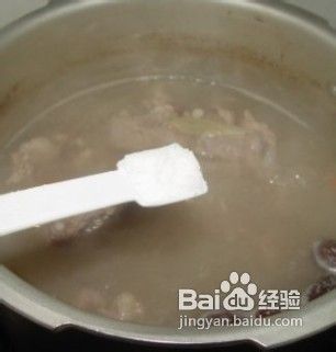 女人对付秋燥要喝一碗汤——枸杞薏米排骨汤