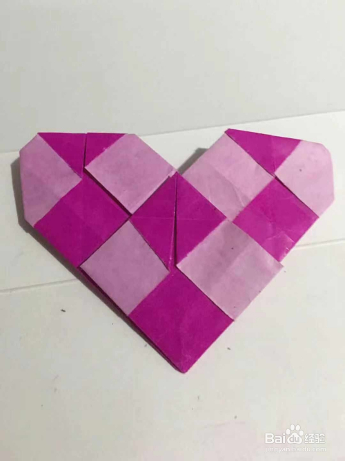 一颗漂亮的方格条纹爱心 怎样用彩纸折叠