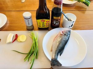 如何制作考究的清蒸鲈鱼 ？