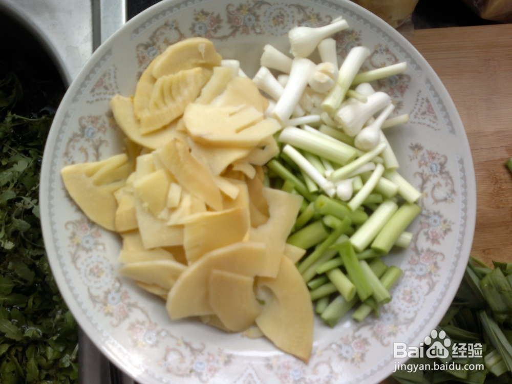 开春应季菜竹笋木耳炒蒜苗的做法