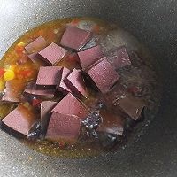 在家制作美味的双椒韭菜烧鸭血
