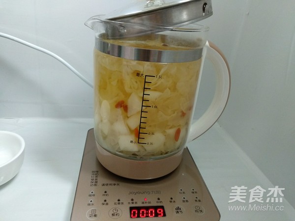 雪梨银耳羹的做法