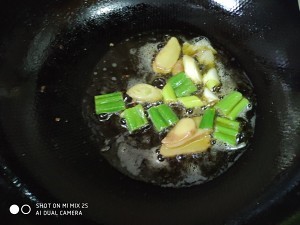 口水板栗烧鸡的做法