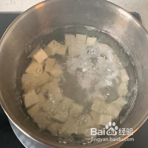 食补养生香椿芽拌豆腐的做法