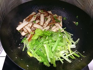 芹菜炒香干的做法