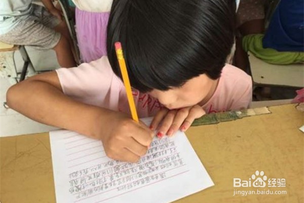 留守儿童的父母怎样关心孩子？