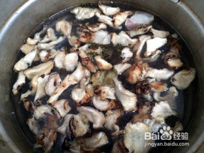 风萝卜蹄花汤的做法