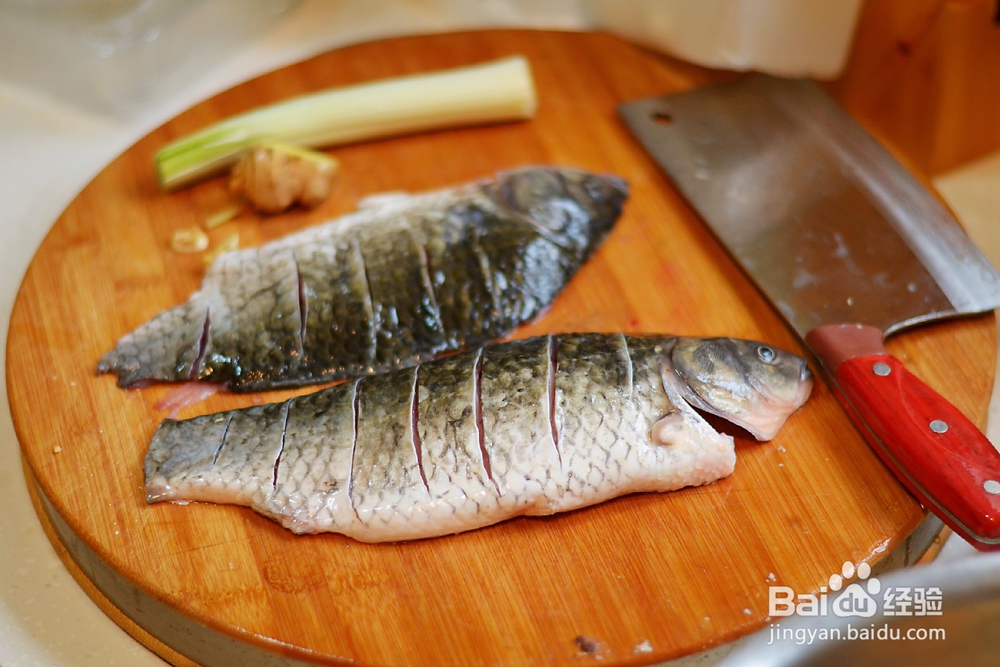 怎么做拥有麻辣小龙虾味的川香鲫鱼？