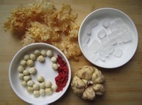 好喝又营养的银耳百合莲子羹