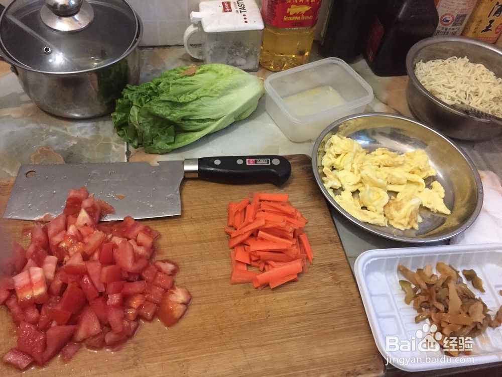 西红柿鸡蛋五花肉炒面