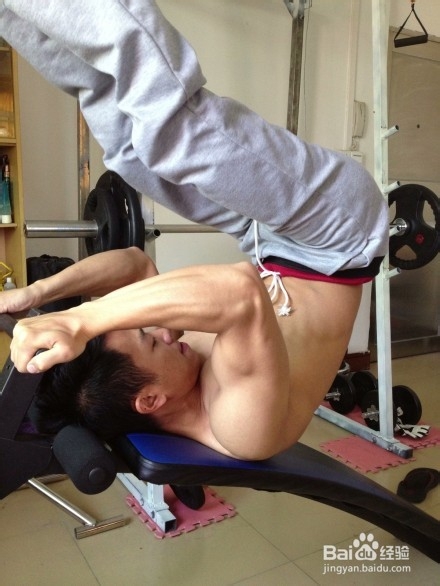 用腹肌板锻炼腹肌的方法