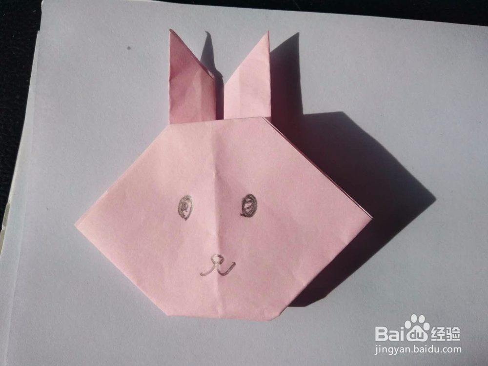 <b>幼儿折纸——如何折一个可爱的兔子头</b>
