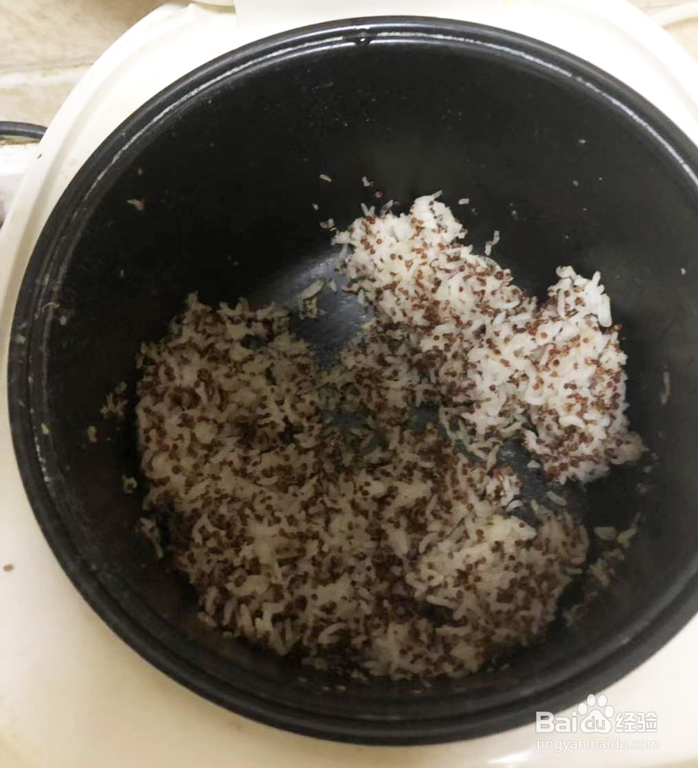 吃过瘾的红色藜麦蔬菜肉松三角饭团