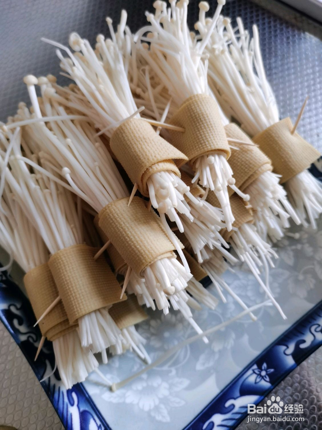 豆皮卷金针菇的做法