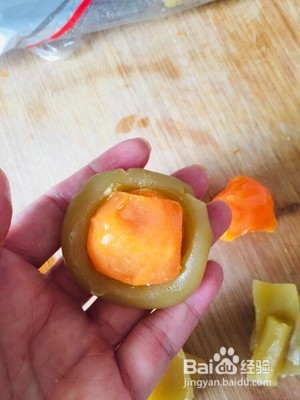 莲蓉蛋黄月饼的做法