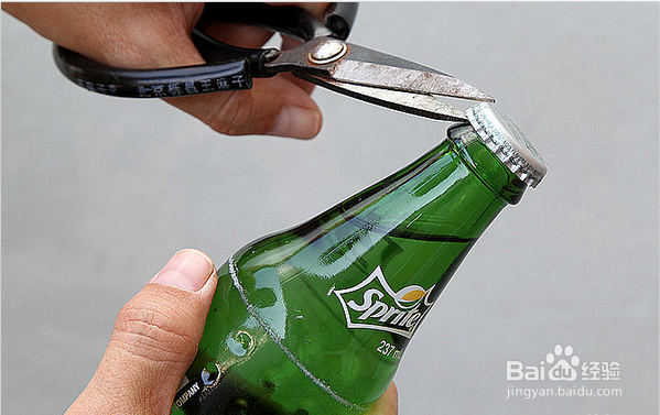 如何不使用开瓶器来开瓶子